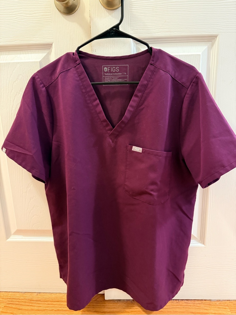 FIGS - Women’s Scrub Set - size XL top / XXL bottom